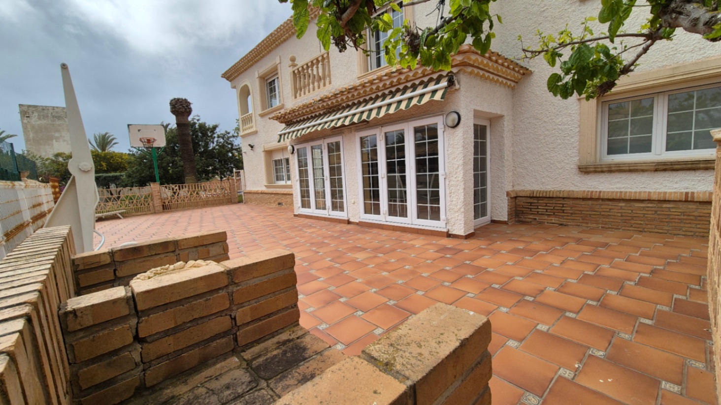 Resale - 7 Bedroom 3 Bathroom Villa in Orihuela - Costa Blanca Sur  - Alicante