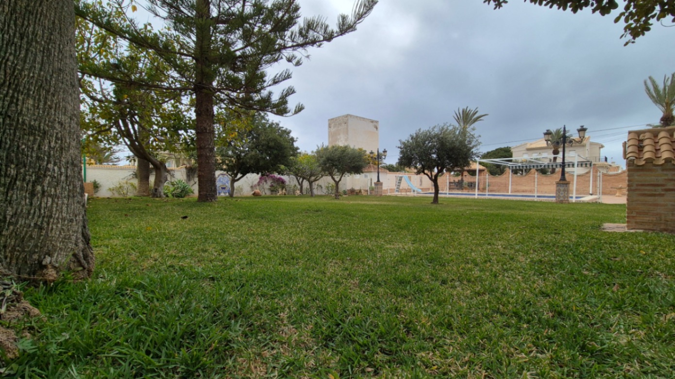 Resale - 7 Bedroom 3 Bathroom Villa in Orihuela - Costa Blanca Sur  - Alicante