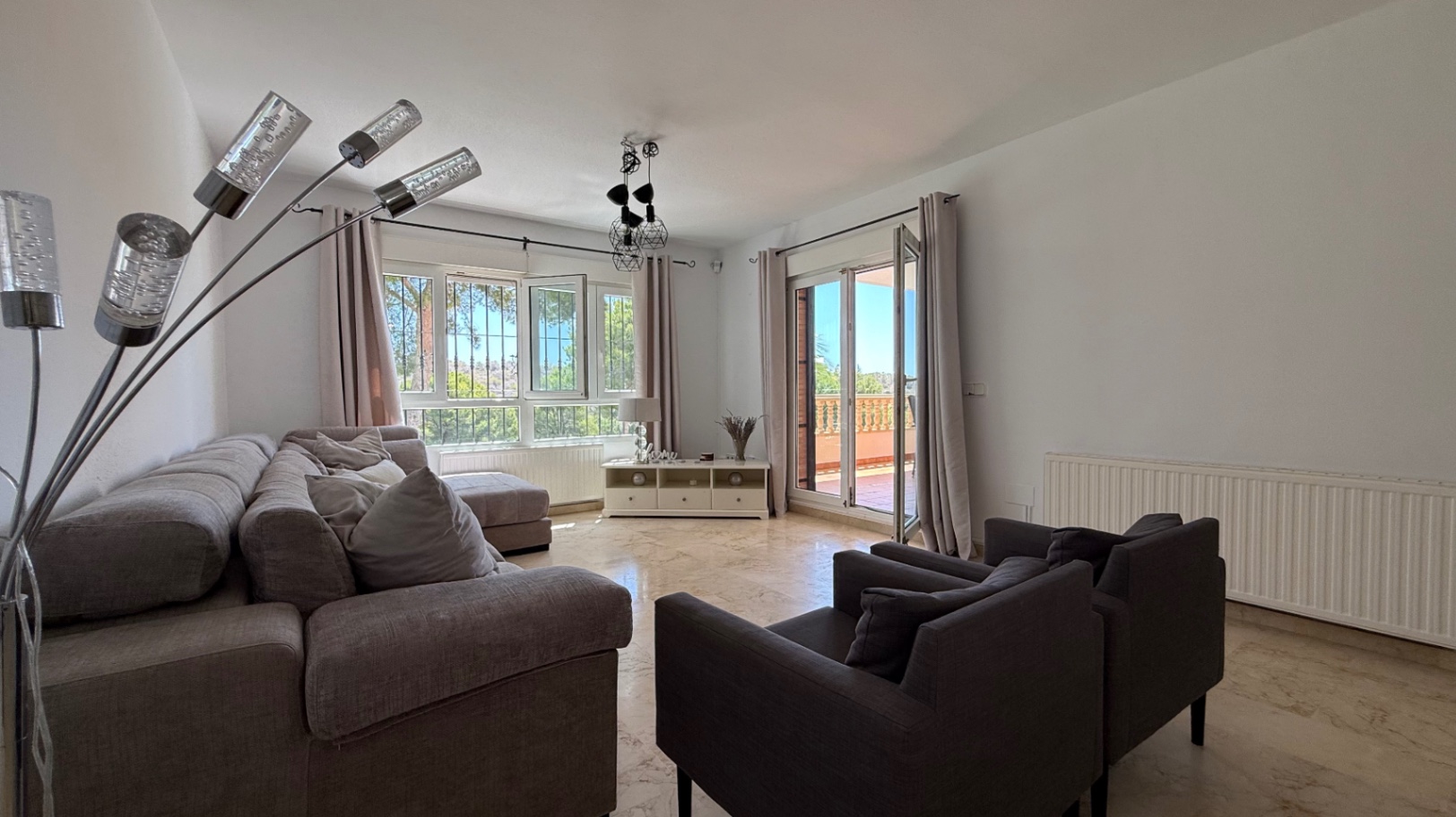 Resale - 4 Bedroom 2 Bathroom Villa in Orihuela Costa - Campos de Golf  - Alicante