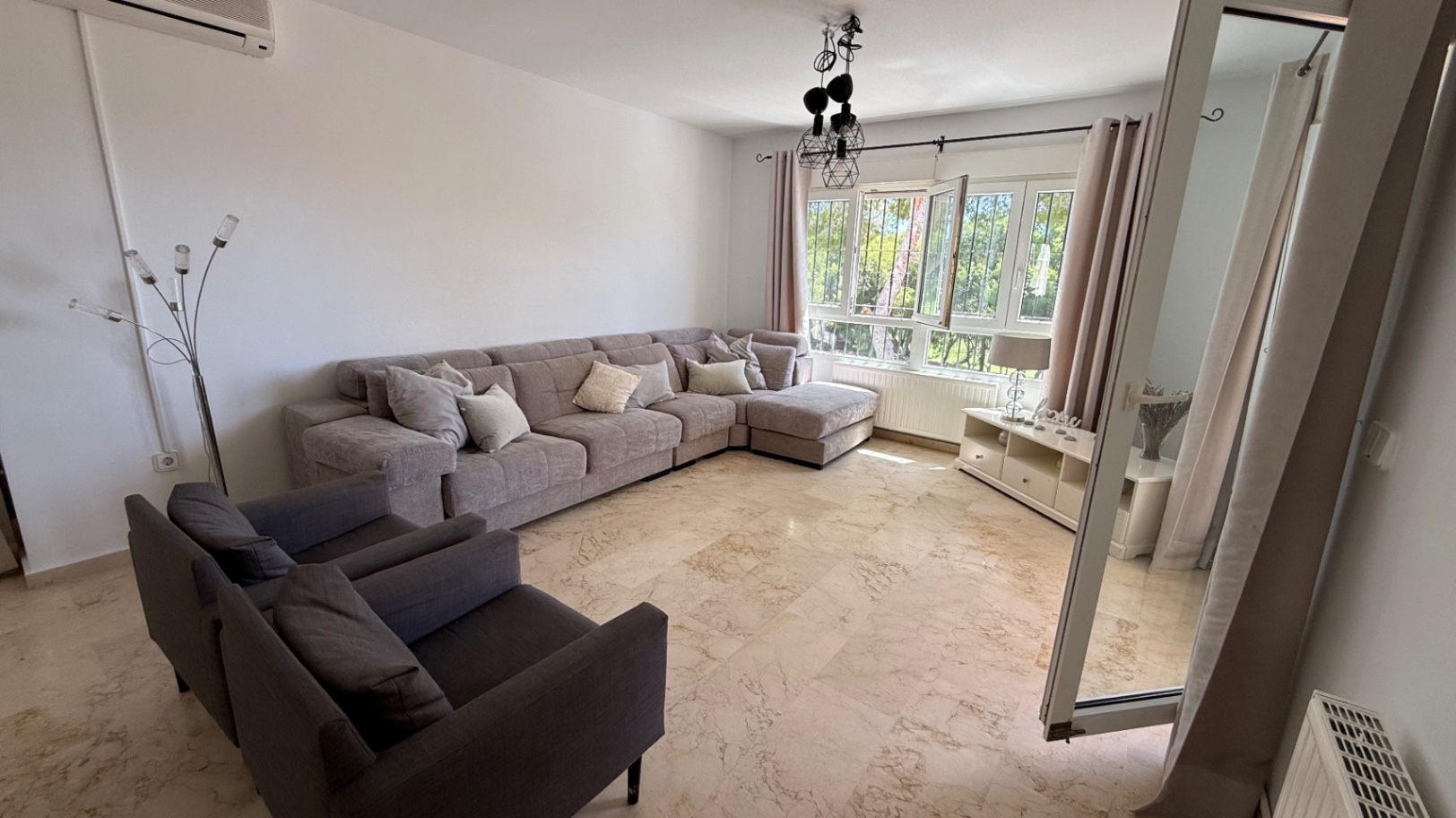 Resale - 4 Bedroom 2 Bathroom Villa in Orihuela Costa - Campos de Golf  - Alicante