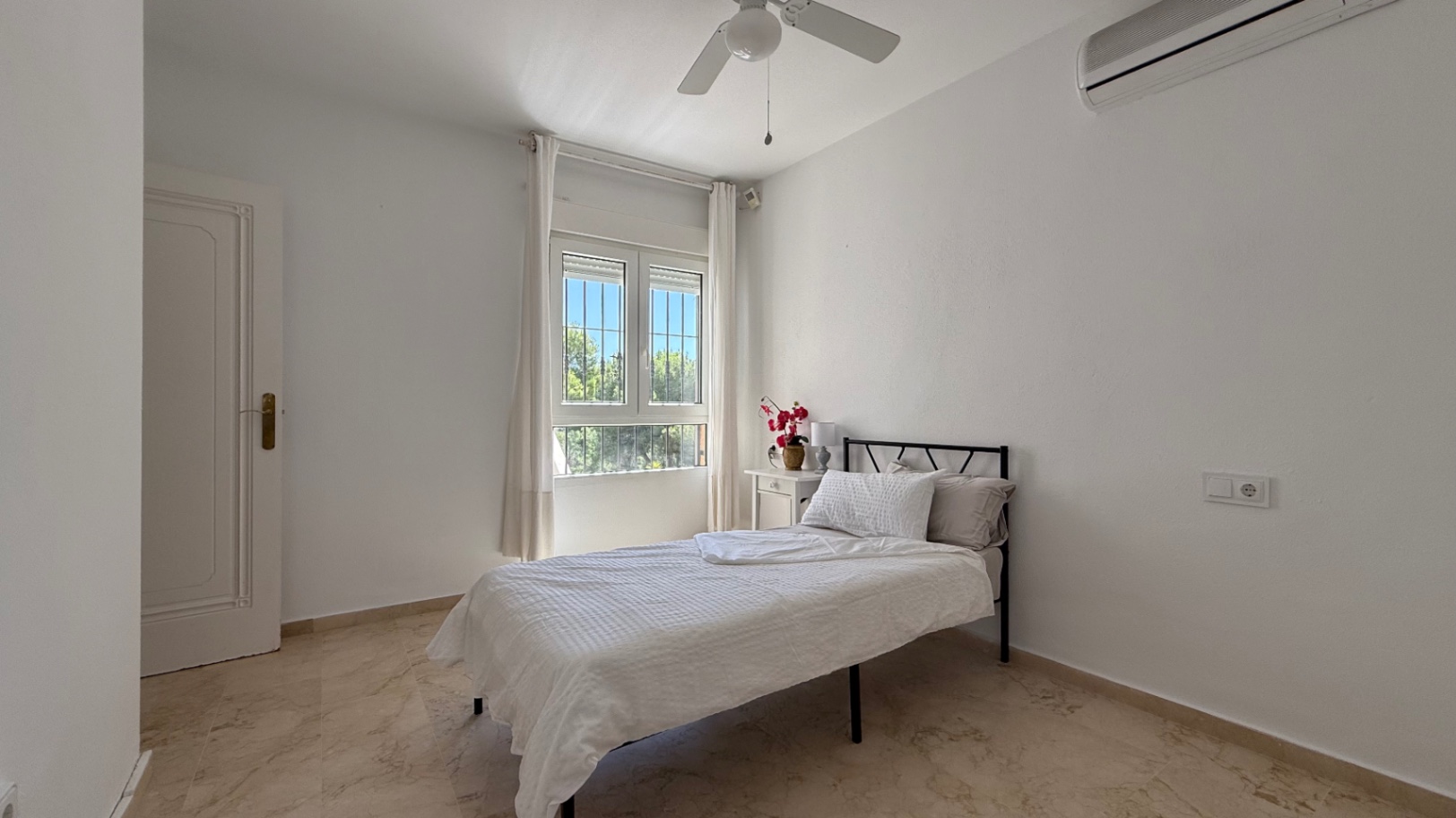 Resale - 4 Bedroom 2 Bathroom Villa in Orihuela Costa - Campos de Golf  - Alicante