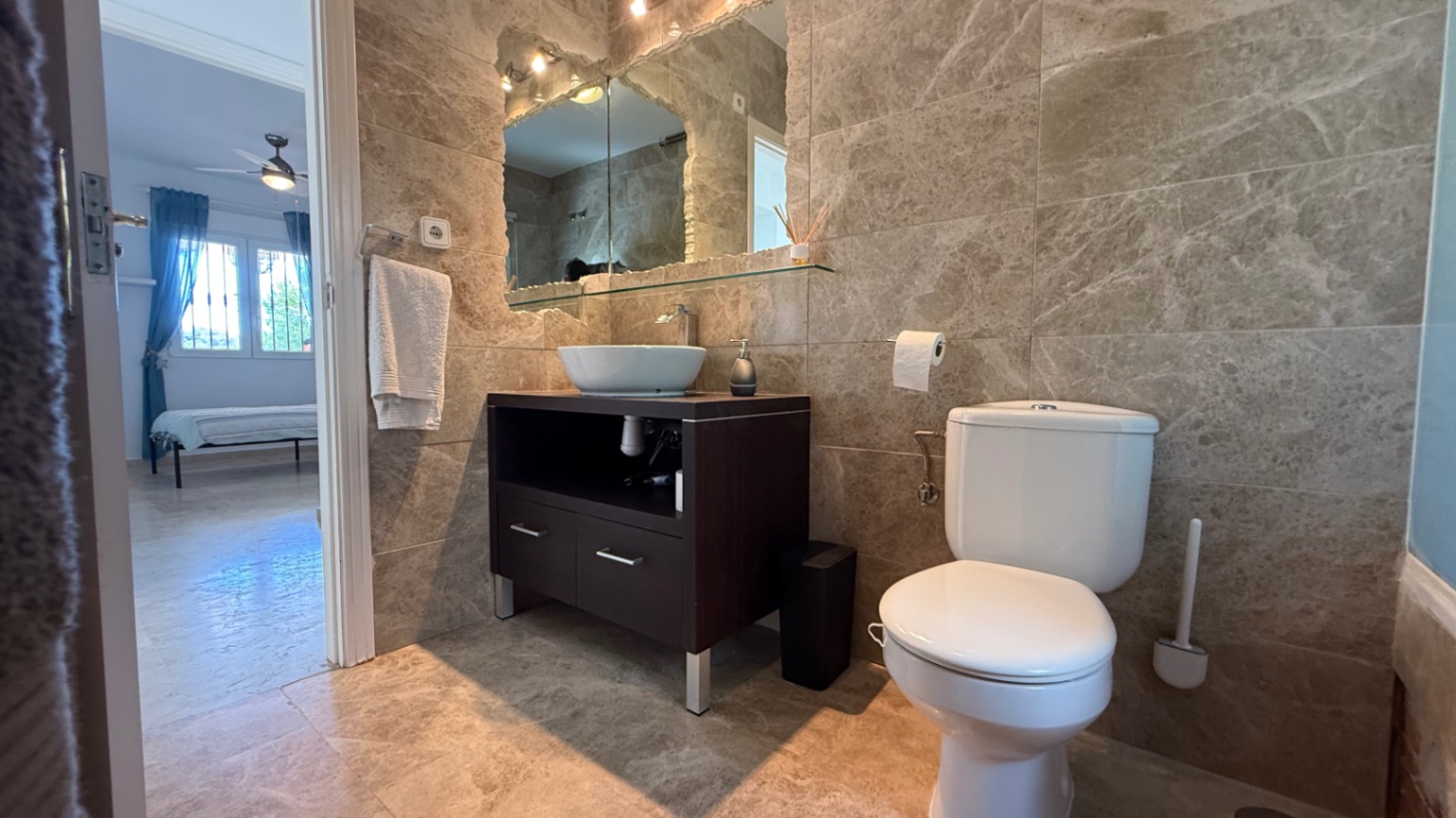 Resale - 4 Bedroom 2 Bathroom Villa in Orihuela Costa - Campos de Golf  - Alicante