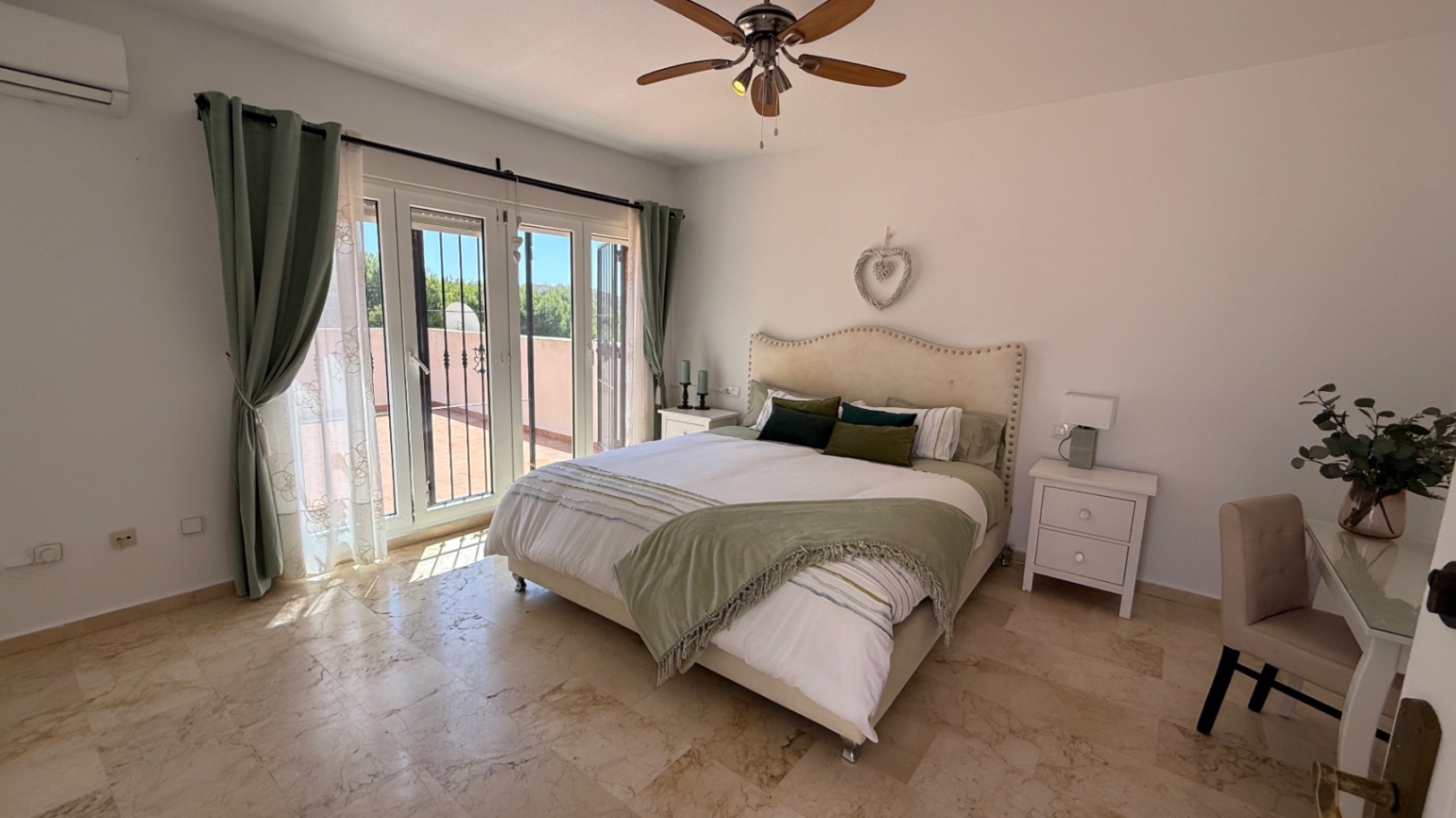 Resale - 4 Bedroom 2 Bathroom Villa in Orihuela Costa - Campos de Golf  - Alicante