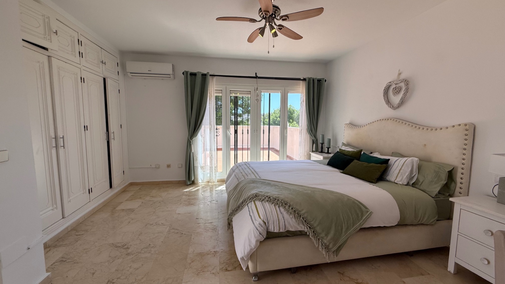 Resale - 4 Bedroom 2 Bathroom Villa in Orihuela Costa - Campos de Golf  - Alicante
