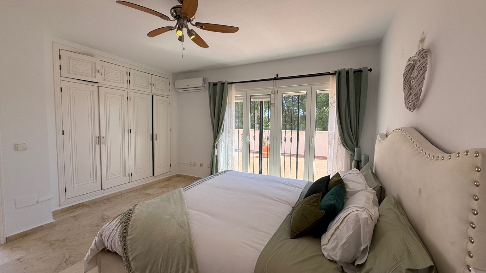 Resale - 4 Bedroom 2 Bathroom Villa in Orihuela Costa - Campos de Golf  - Alicante