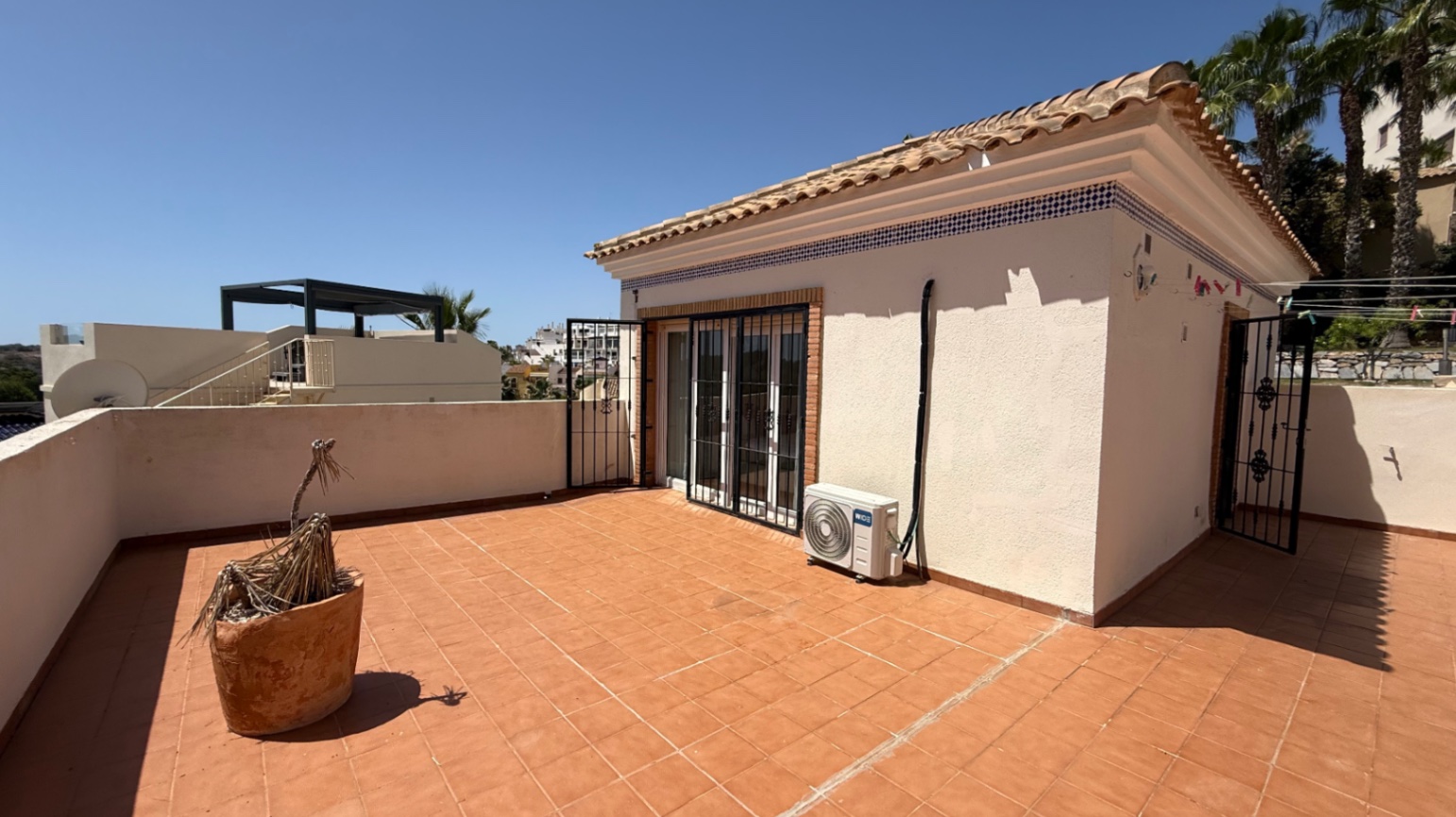 Resale - 4 Bedroom 2 Bathroom Villa in Orihuela Costa - Campos de Golf  - Alicante