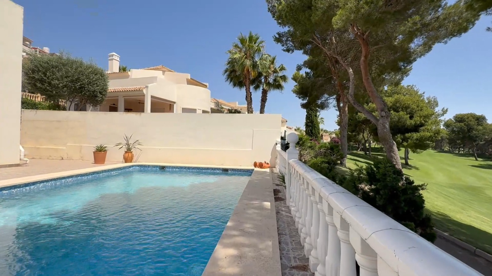 Resale - 4 Bedroom 2 Bathroom Villa in Orihuela Costa - Campos de Golf  - Alicante
