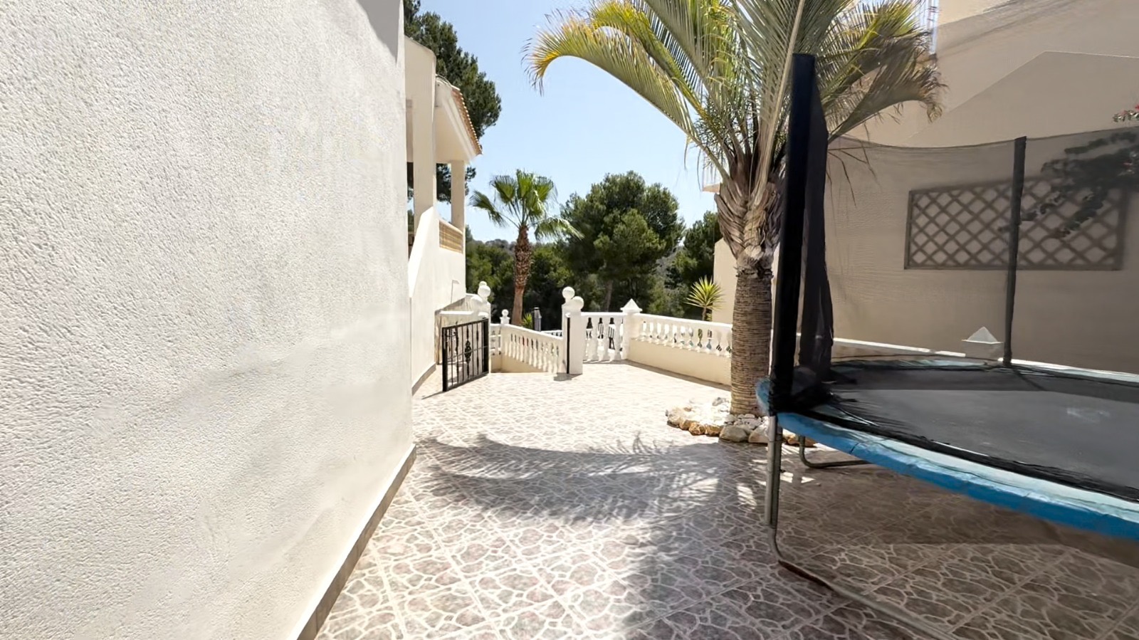 Resale - 4 Bedroom 2 Bathroom Villa in Orihuela Costa - Campos de Golf  - Alicante
