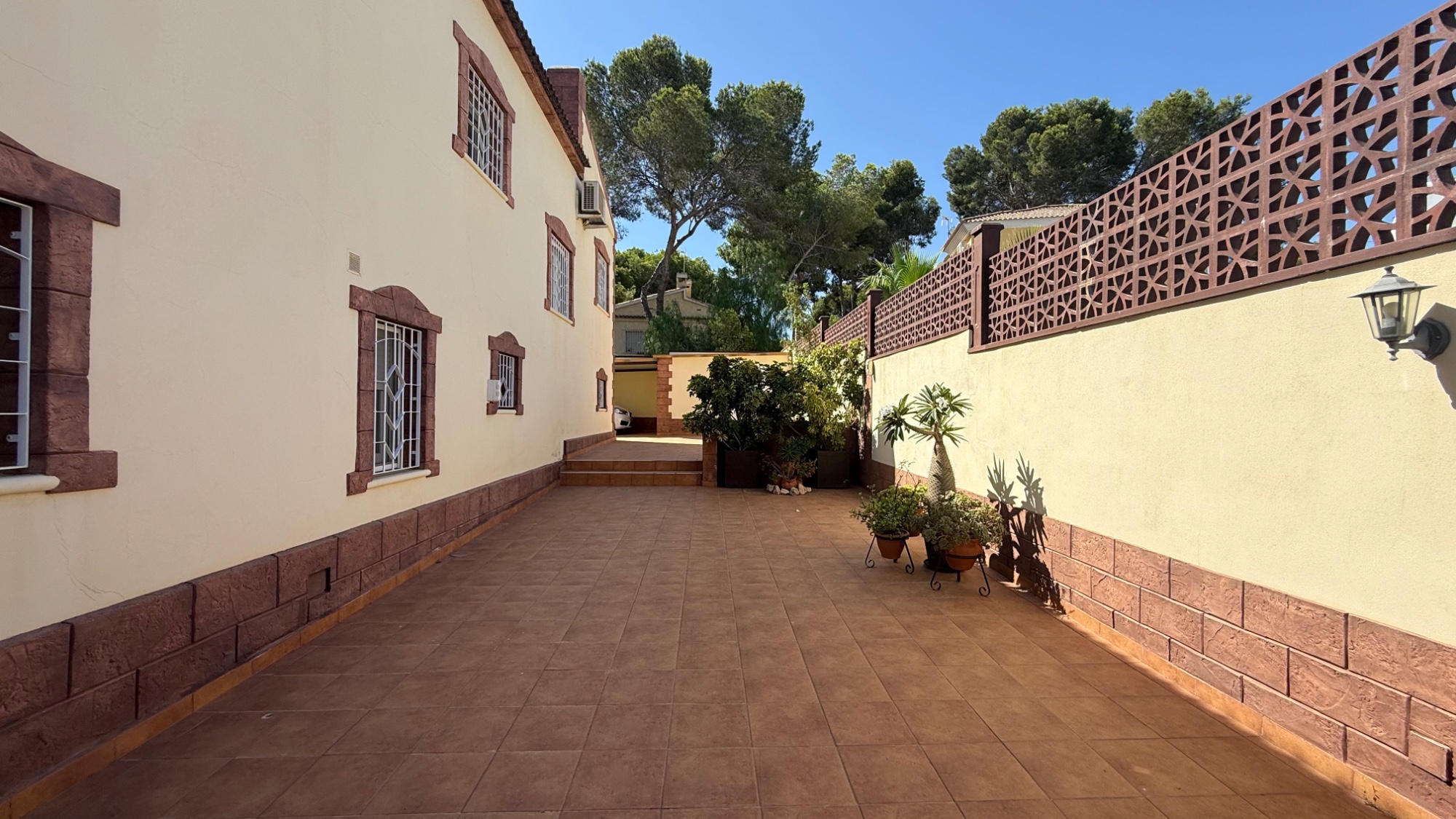 Resale - 7 Bedroom 4 Bathroom Villa in Torrevieja - Costa Blanca Sur  - Alicante