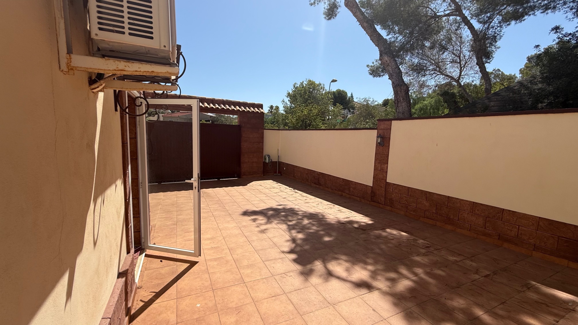 Resale - 7 Bedroom 4 Bathroom Villa in Torrevieja - Costa Blanca Sur  - Alicante