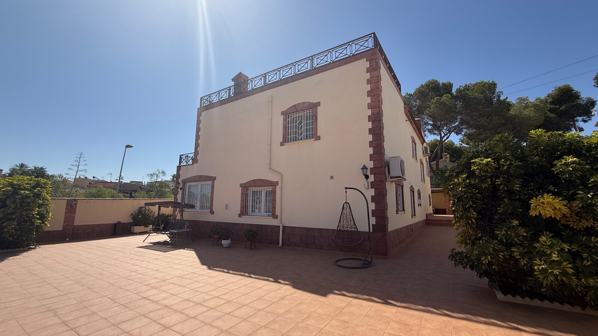 Resale - 7 Bedroom 4 Bathroom Villa in Torrevieja - Costa Blanca Sur  - Alicante
