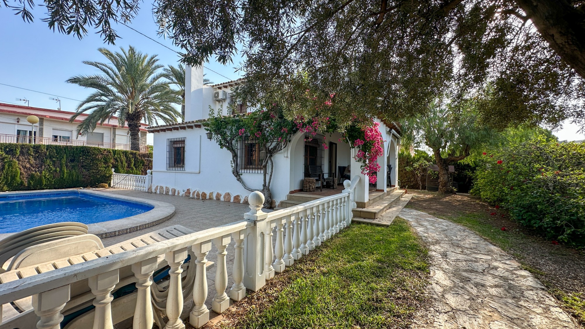 Resale - 4 Bedroom 2 Bathroom Villa in Cabo Roig - Cabo Roig  - Alicante