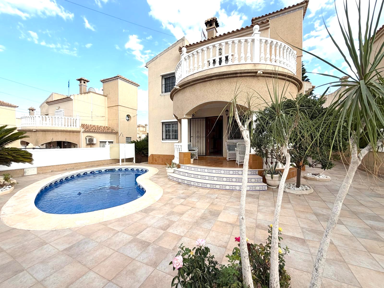 Resale - 3 Bedroom 2 Bathroom Villa in Orihuela Costa - Villamartín-Las Filipinas  - Alicante