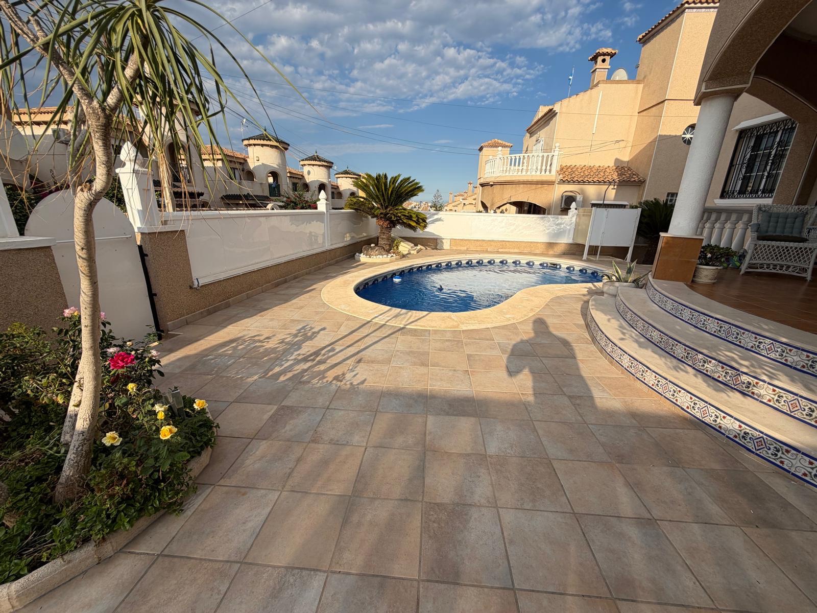 Resale - 3 Bedroom 2 Bathroom Villa in Orihuela Costa - Villamartín-Las Filipinas  - Alicante