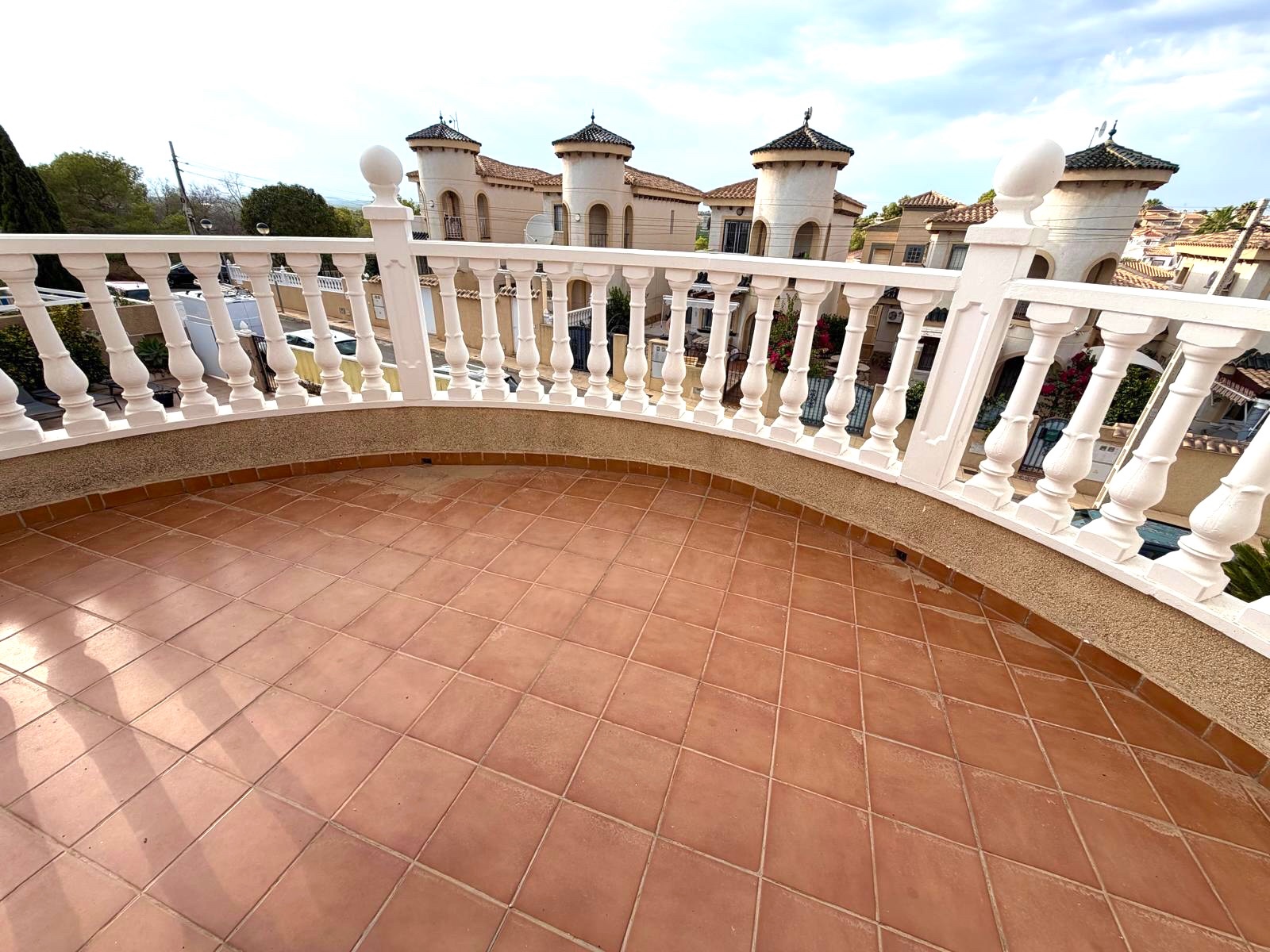 Resale - 3 Bedroom 2 Bathroom Villa in Orihuela Costa - Villamartín-Las Filipinas  - Alicante