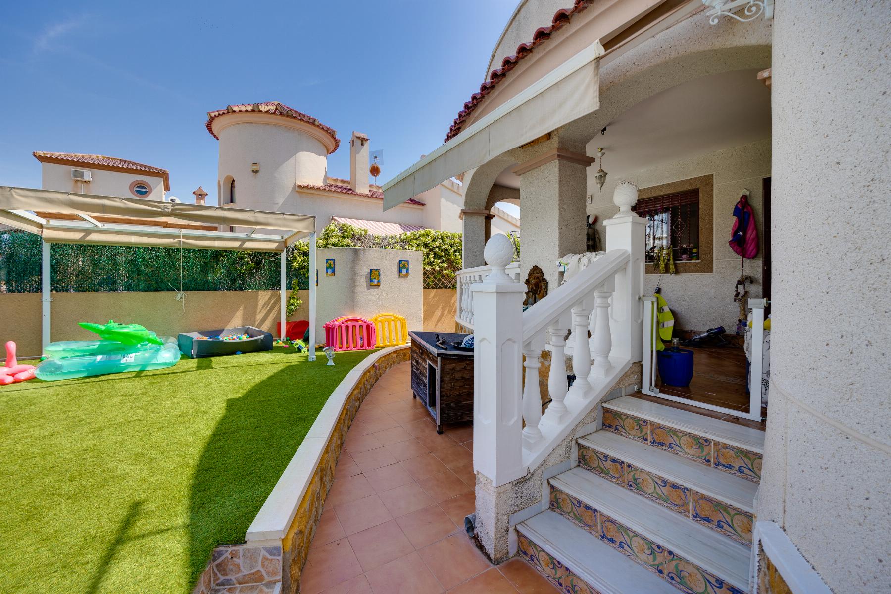 Resale - 3 Bedroom 2 Bathroom Chalet in San Fulgencio - LA MARINA  - Alicante
