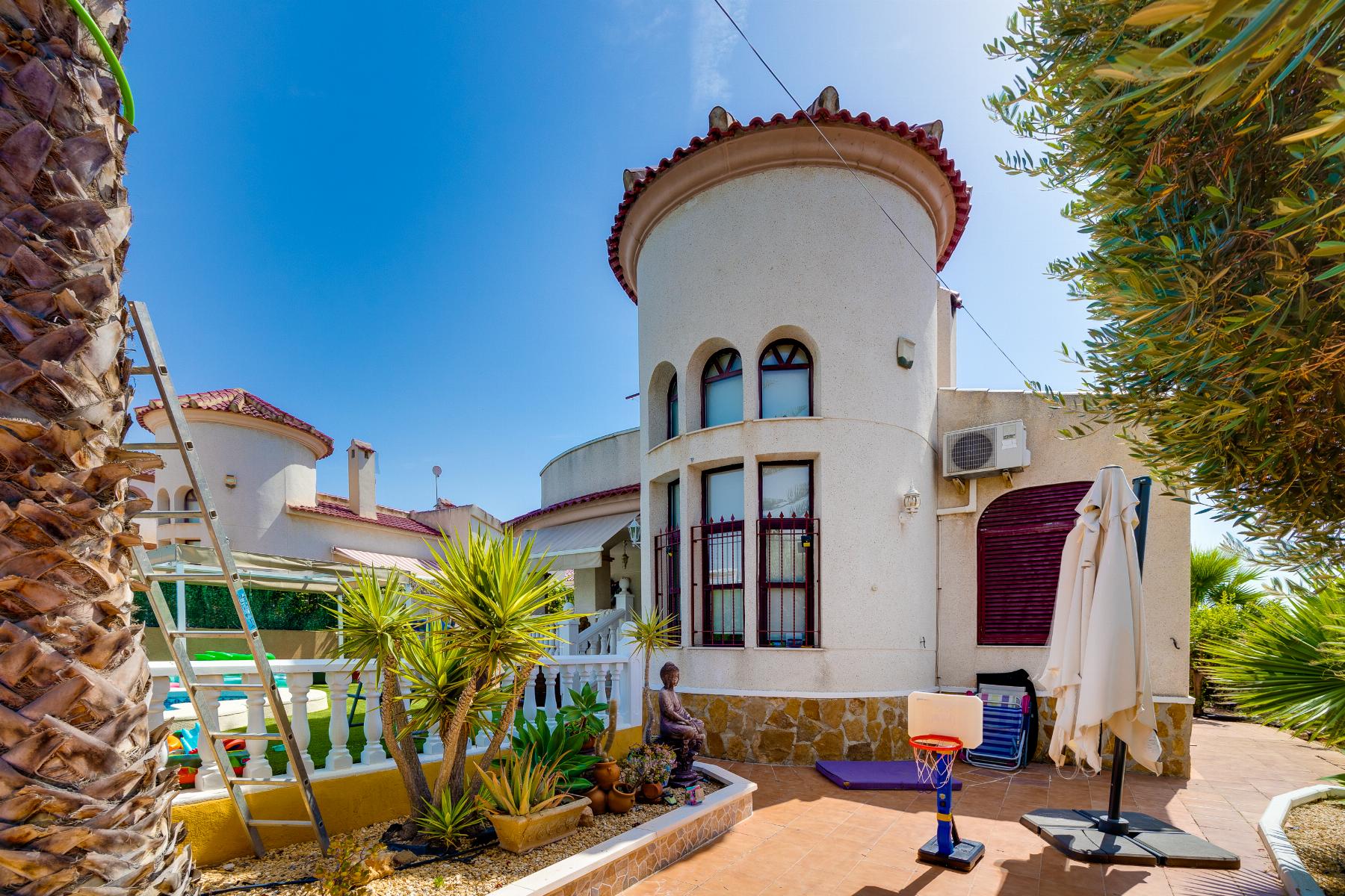 Resale - 3 Bedroom 2 Bathroom Chalet in San Fulgencio - LA MARINA  - Alicante
