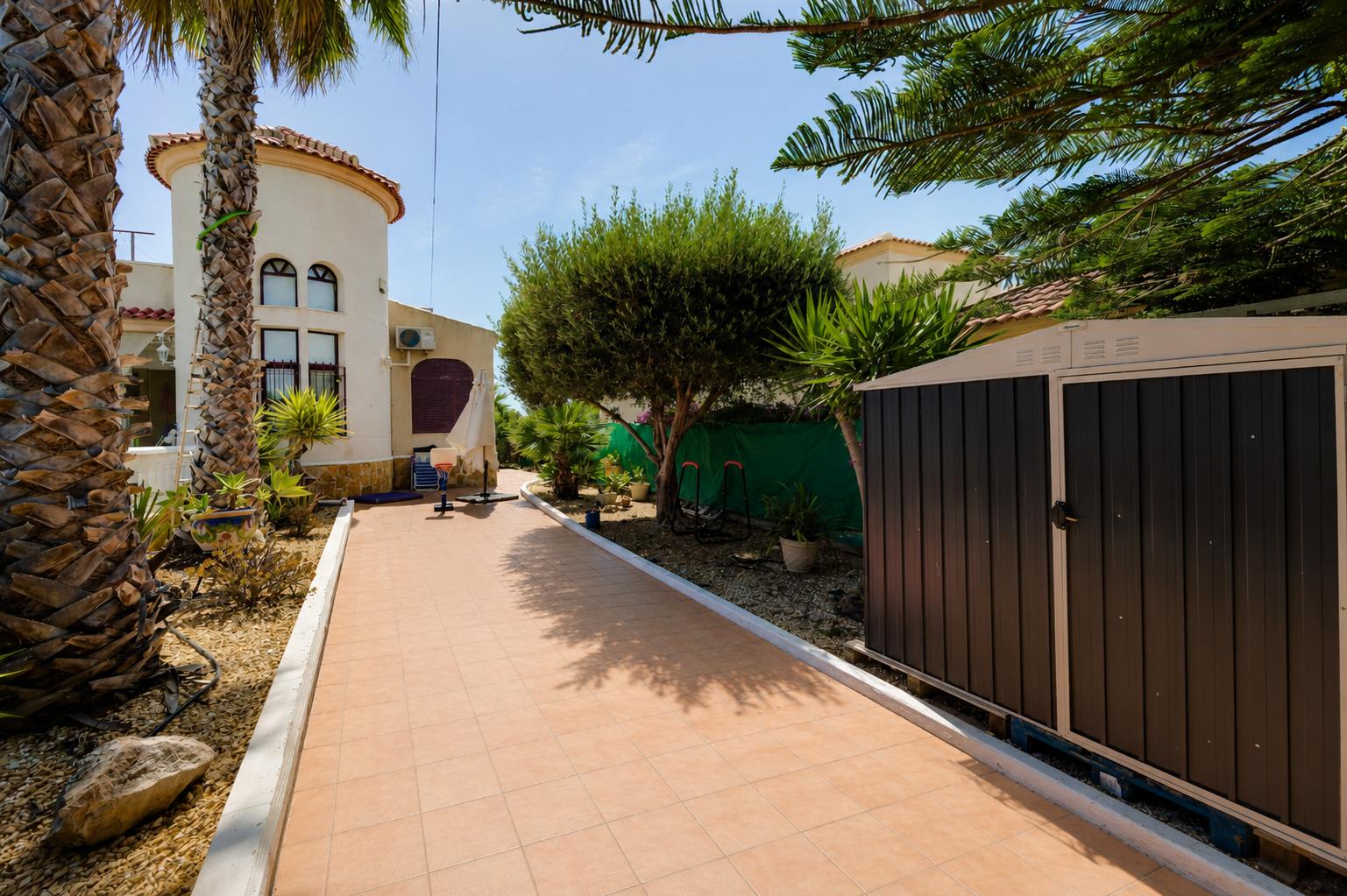 Resale - 3 Bedroom 2 Bathroom Chalet in San Fulgencio - LA MARINA  - Alicante