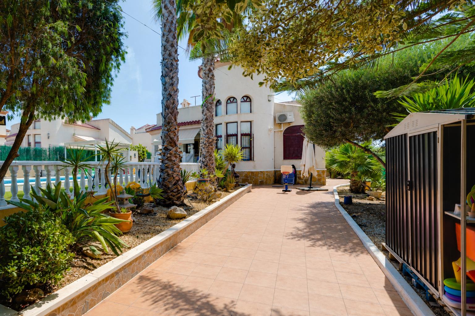 Resale - 3 Bedroom 2 Bathroom Chalet in San Fulgencio - LA MARINA  - Alicante
