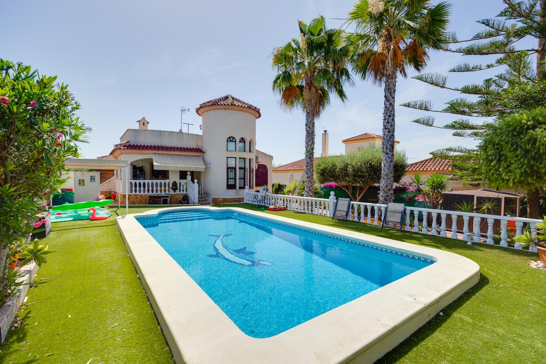 Resale - 3 Bedroom 2 Bathroom Chalet in San Fulgencio - LA MARINA  - Alicante