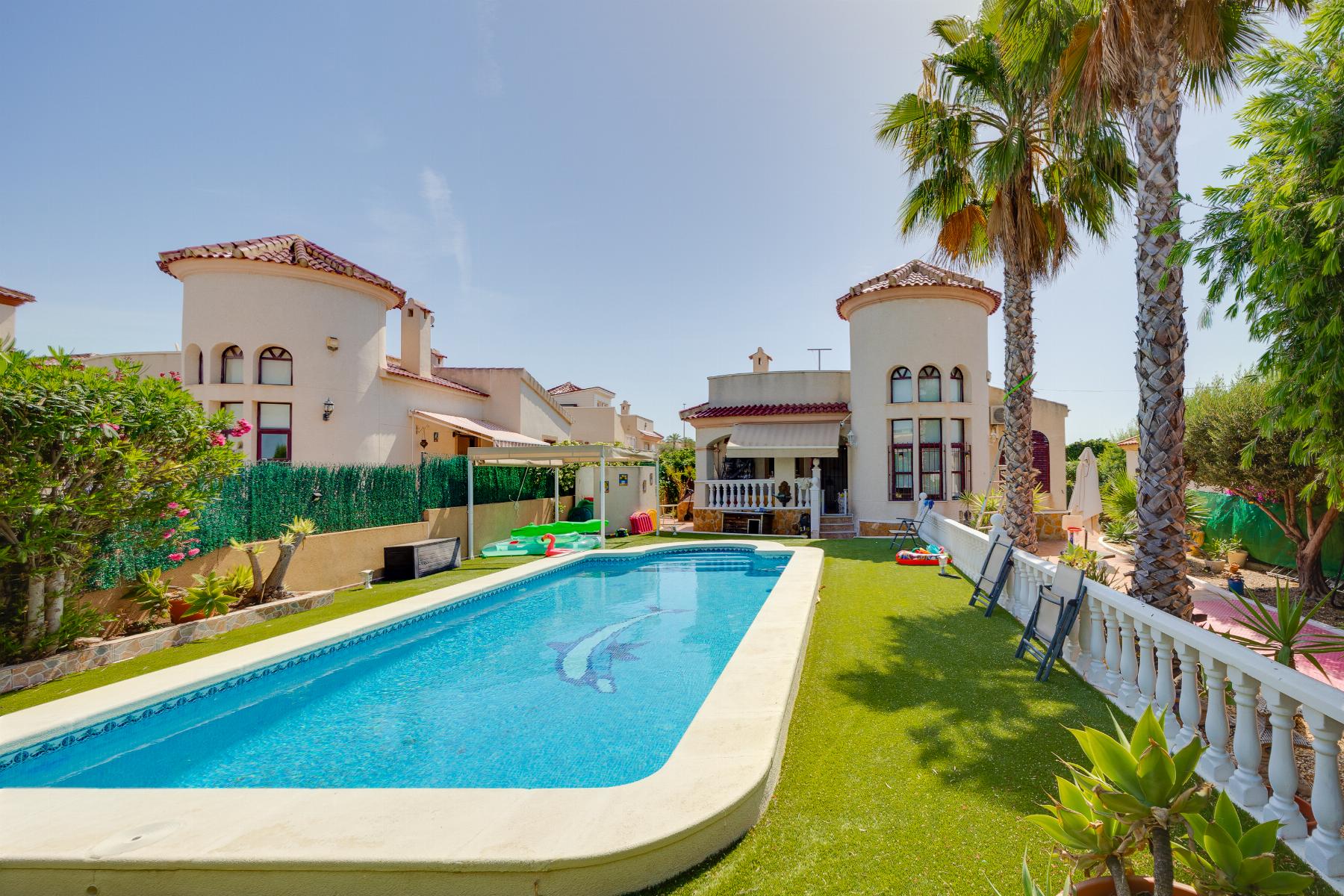 Resale - 3 Bedroom 2 Bathroom Chalet in San Fulgencio - LA MARINA  - Alicante