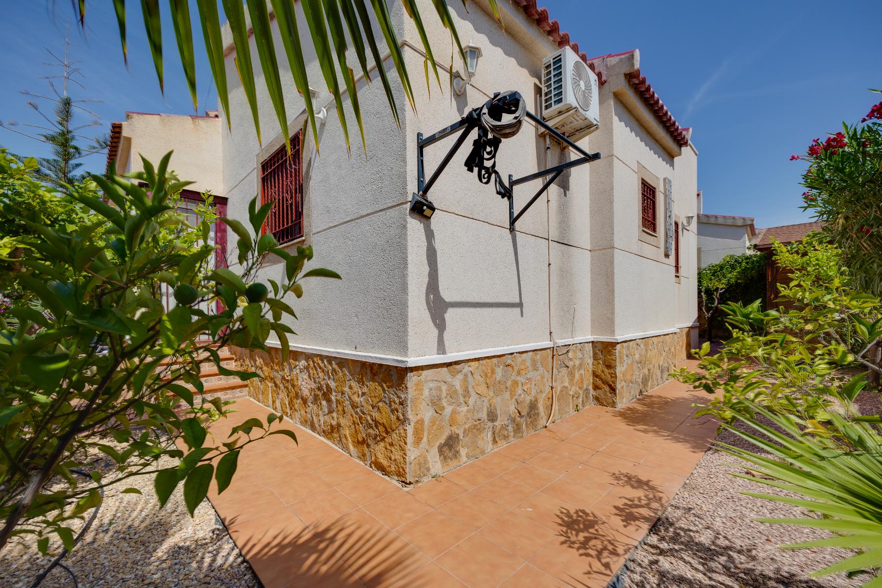 Resale - 3 Bedroom 2 Bathroom Chalet in San Fulgencio - LA MARINA  - Alicante