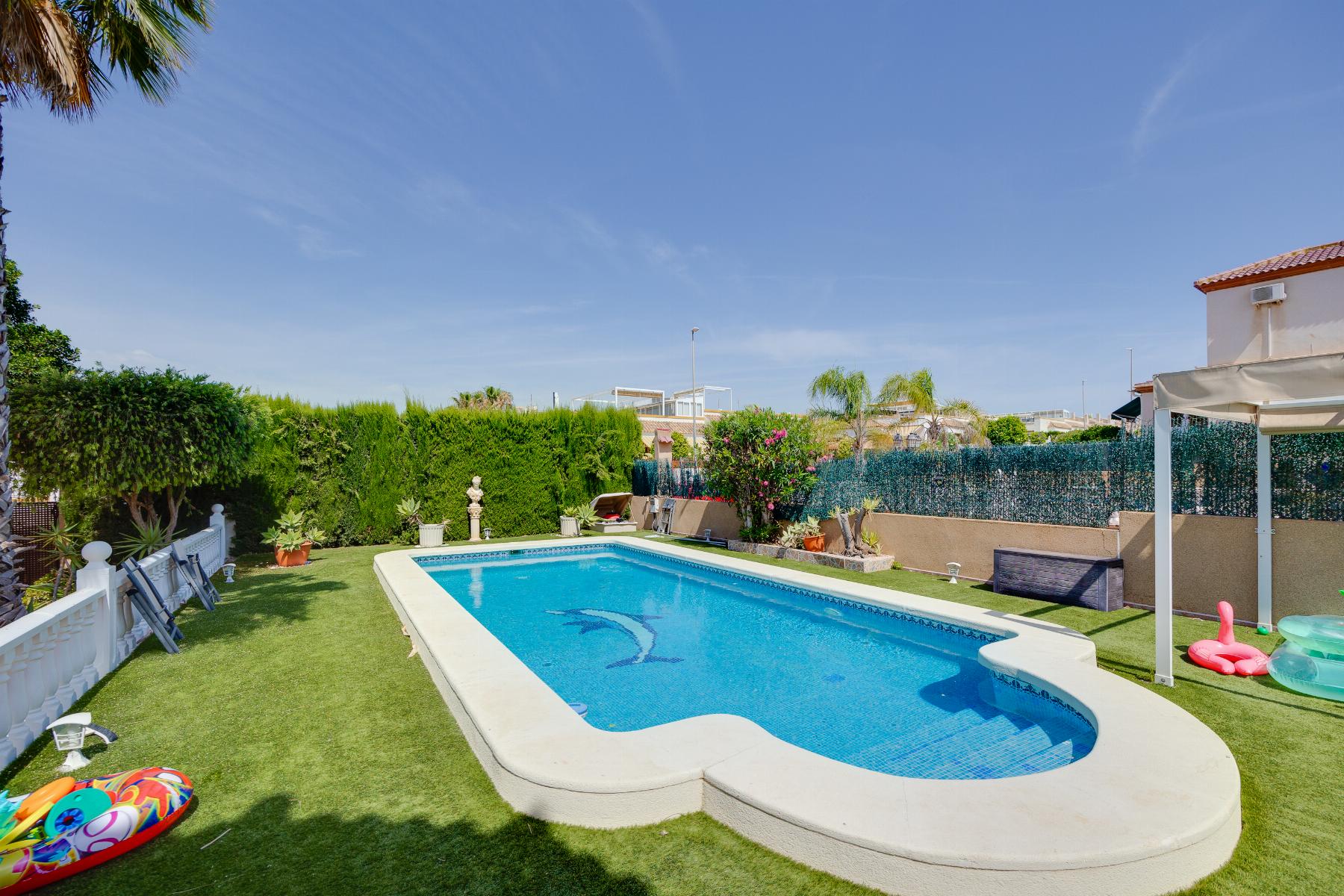 Resale - 3 Bedroom 2 Bathroom Chalet in San Fulgencio - LA MARINA  - Alicante
