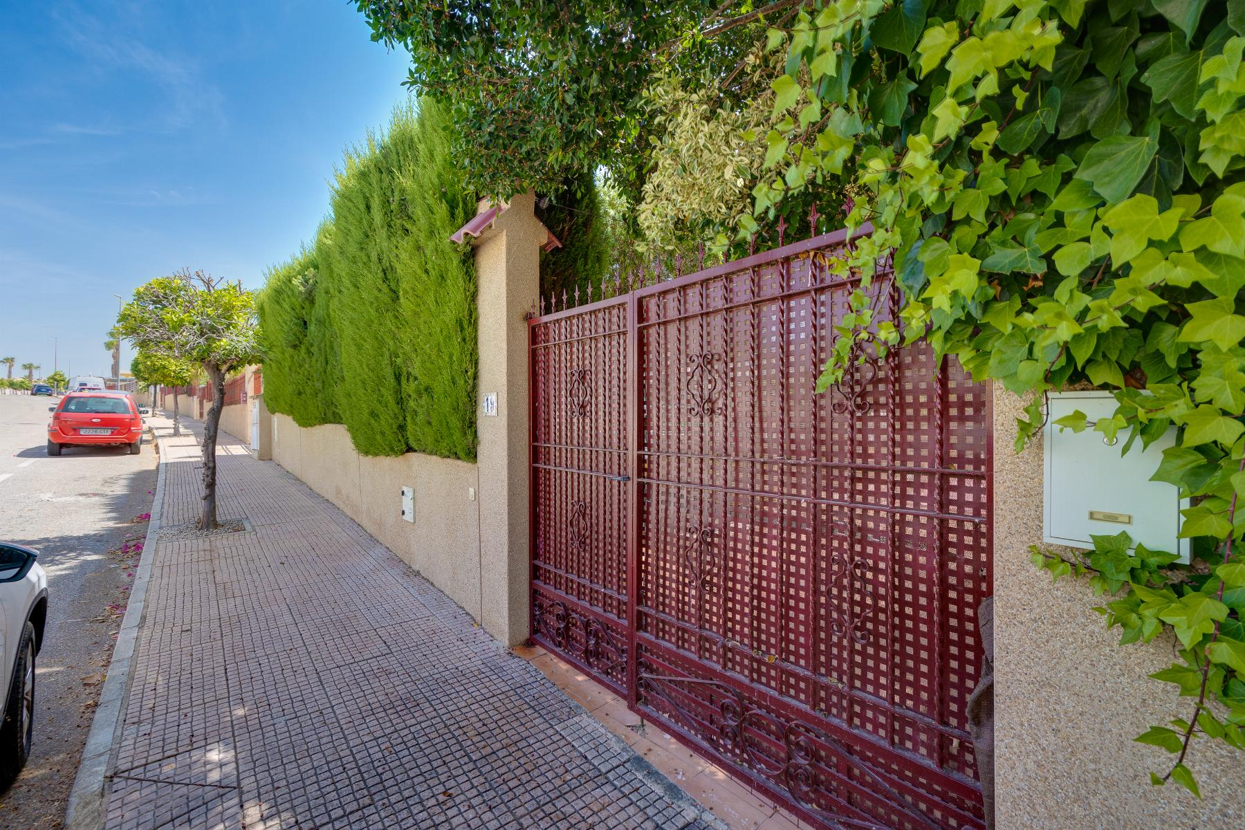 Resale - 3 Bedroom 2 Bathroom Chalet in San Fulgencio - LA MARINA  - Alicante