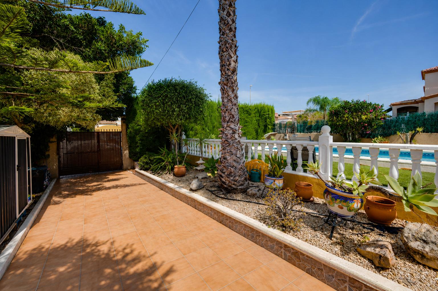 Resale - 3 Bedroom 2 Bathroom Chalet in San Fulgencio - LA MARINA  - Alicante