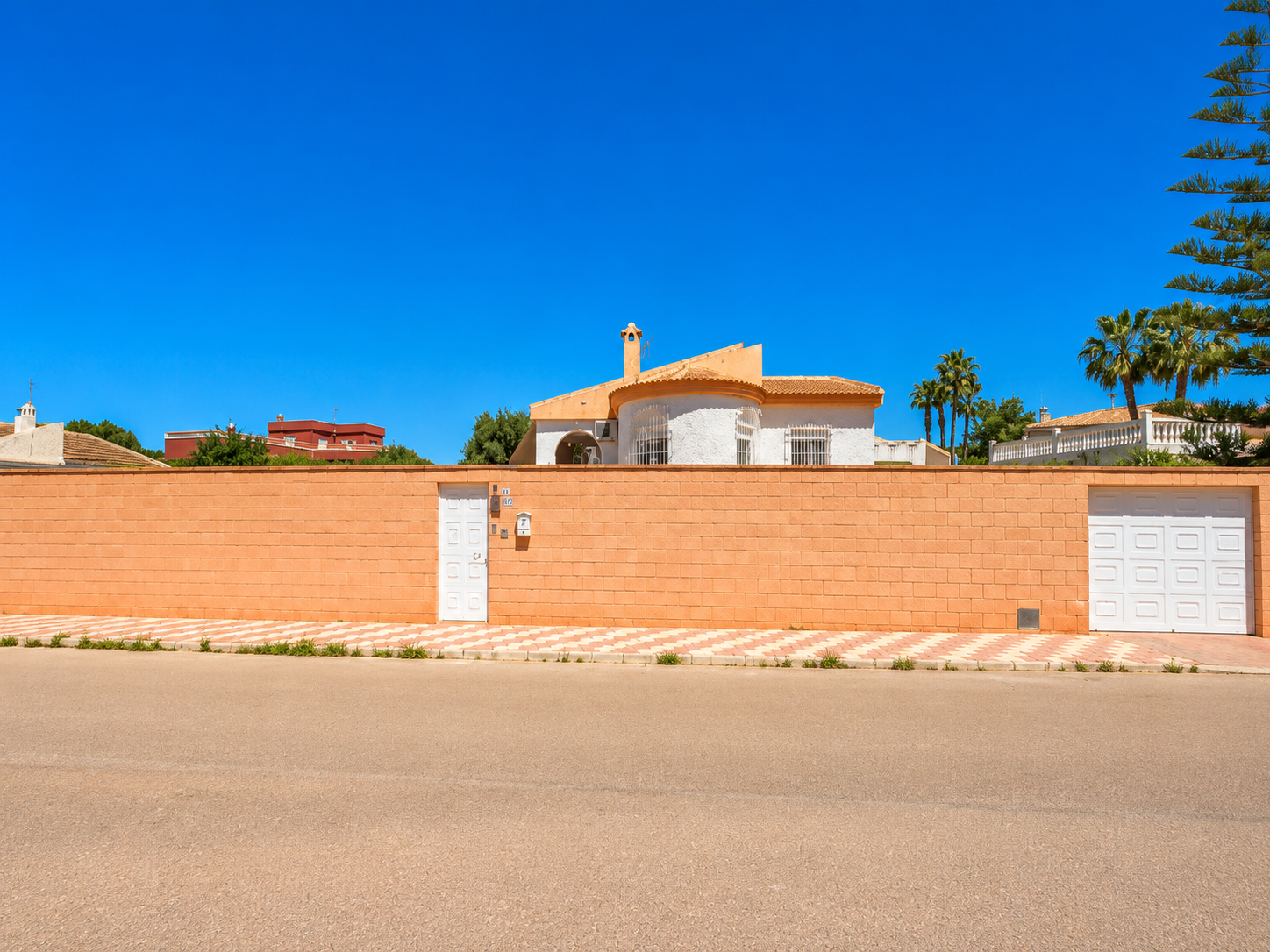 Resale - 5 Bedroom 2 Bathroom Villa in Torrevieja - La Siesta  - Alicante