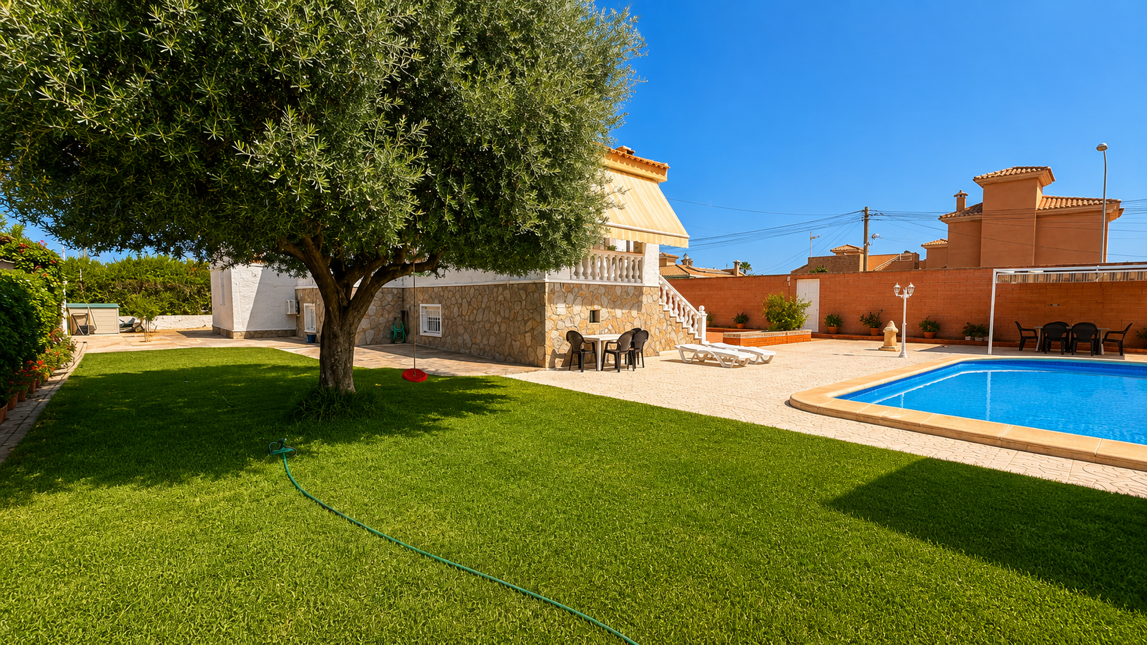 Resale - 5 Bedroom 2 Bathroom Villa in Torrevieja - La Siesta  - Alicante