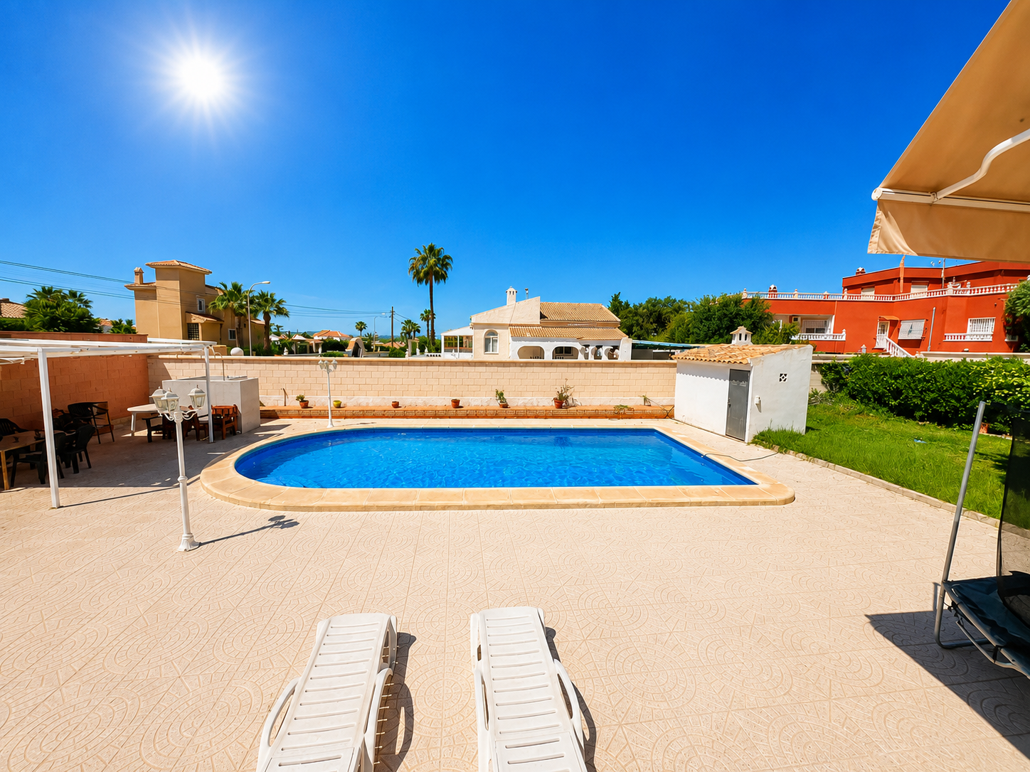 Resale - 5 Bedroom 2 Bathroom Villa in Torrevieja - La Siesta  - Alicante