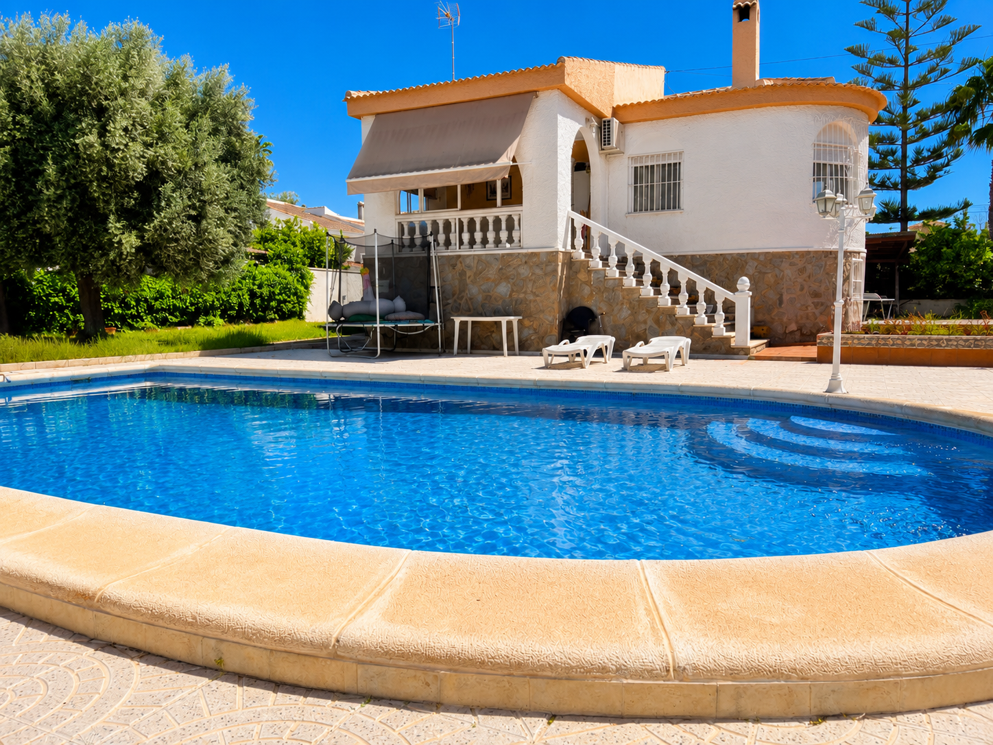 Resale - 5 Bedroom 2 Bathroom Villa in Torrevieja - La Siesta  - Alicante
