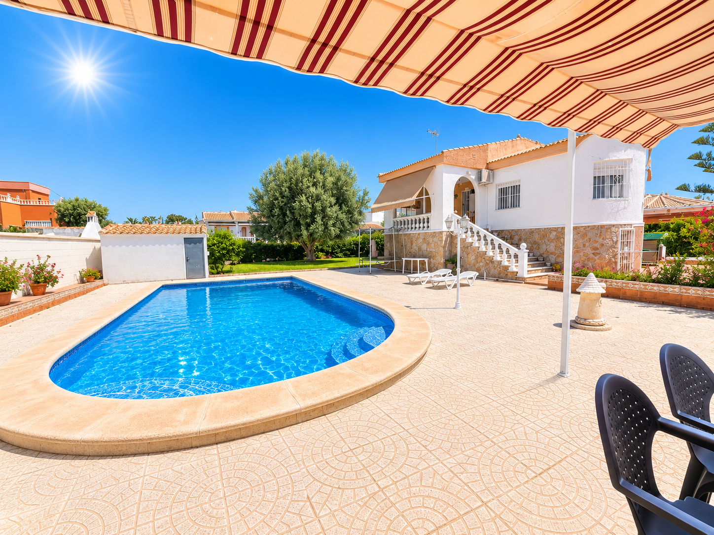 Resale - 5 Bedroom 2 Bathroom Villa in Torrevieja - La Siesta  - Alicante