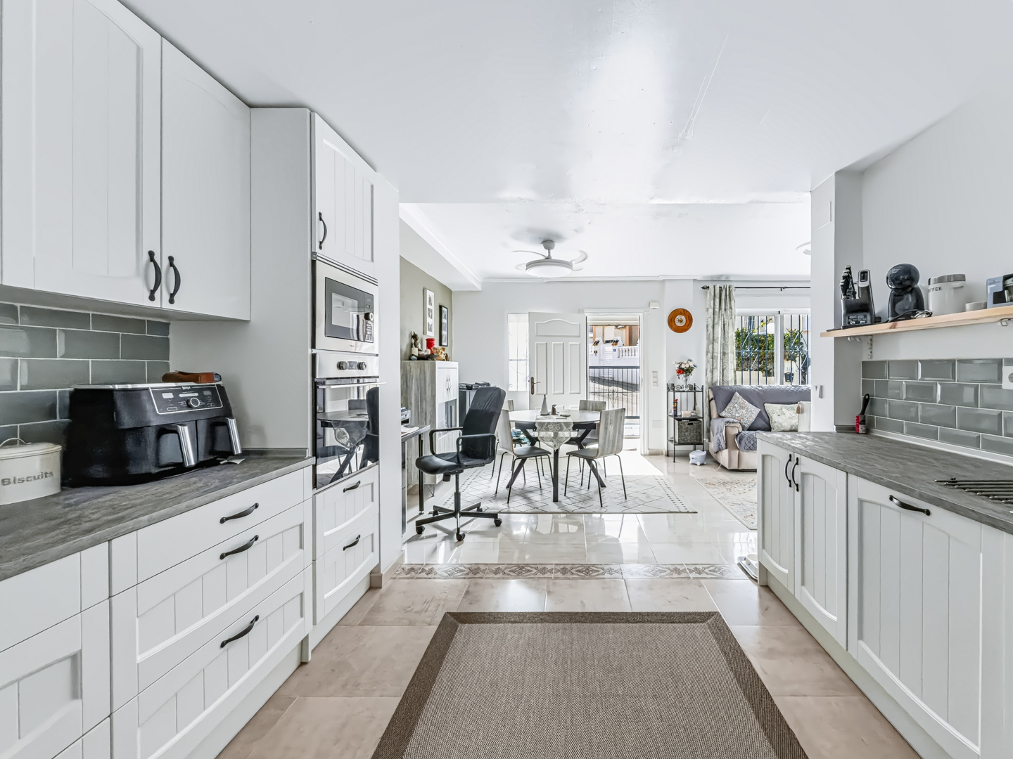 Resale - Exclusive 2 Bed 2 Bath corner plot Townhouse with a large garden and roof terrace with community pool in Ciudad Quesada - calle Onda - Alicante