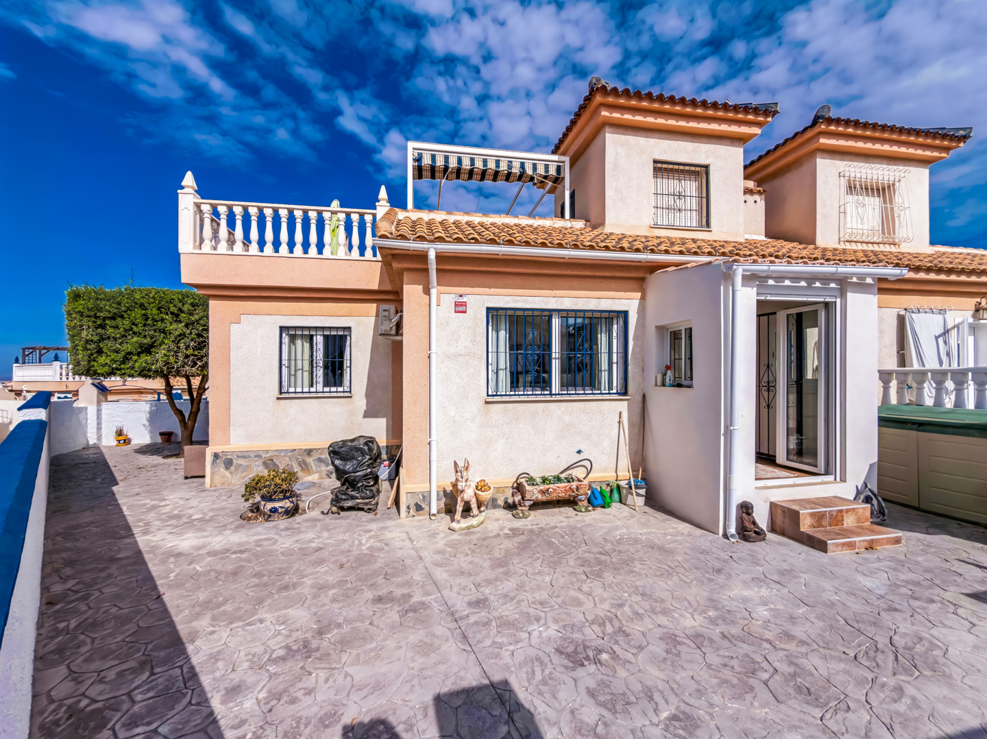 Resale - Exclusive 2 Bed 2 Bath corner plot Townhouse with a large garden and roof terrace with community pool in Ciudad Quesada - calle Onda - Alicante