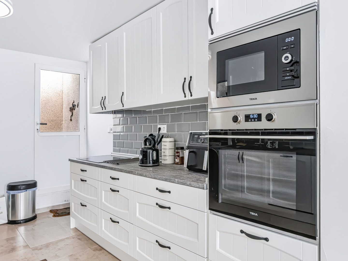 Resale - Exclusive 2 Bed 2 Bath corner plot Townhouse with a large garden and roof terrace with community pool in Ciudad Quesada - calle Onda - Alicante