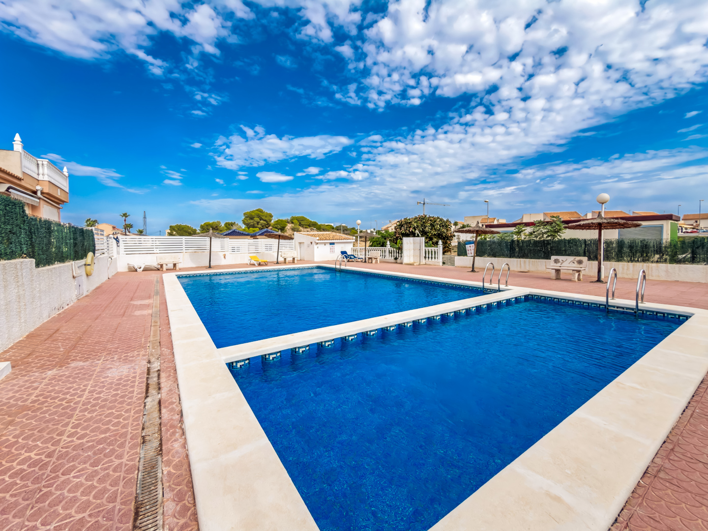Resale - Exclusive 2 Bed 2 Bath corner plot Townhouse with a large garden and roof terrace with community pool in Ciudad Quesada - calle Onda - Alicante