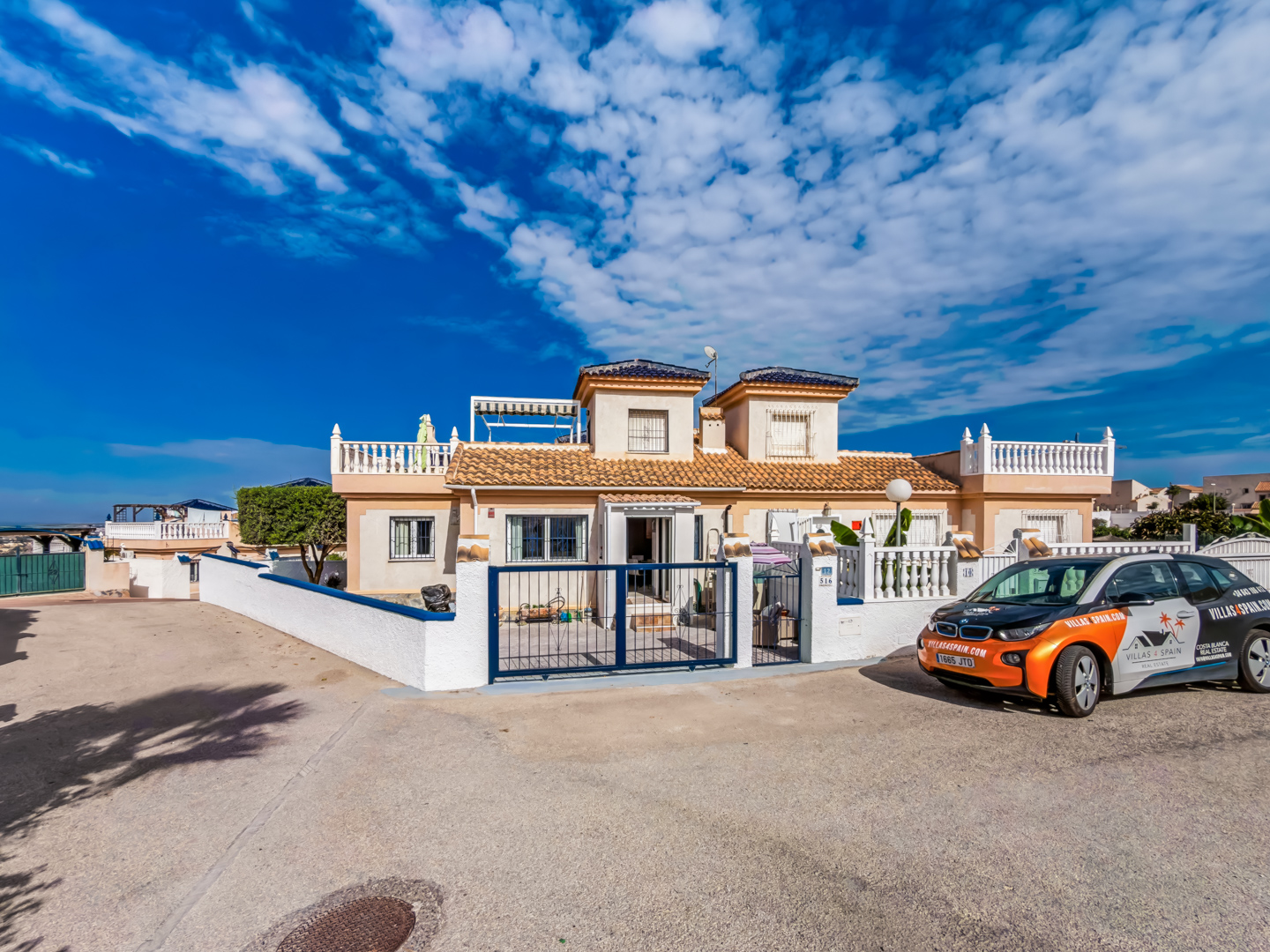 Resale - Exclusive 2 Bed 2 Bath corner plot Townhouse with a large garden and roof terrace with community pool in Ciudad Quesada - calle Onda - Alicante