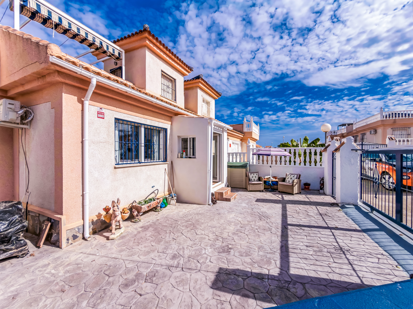 Resale - Exclusive 2 Bed 2 Bath corner plot Townhouse with a large garden and roof terrace with community pool in Ciudad Quesada - calle Onda - Alicante