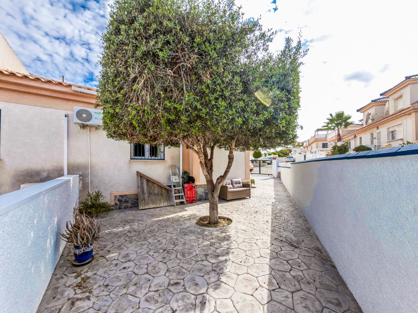 Exclusive 2 Bed 2 Bath corner plot Townhouse with a large garden and roof terrace with community pool in Ciudad Quesada