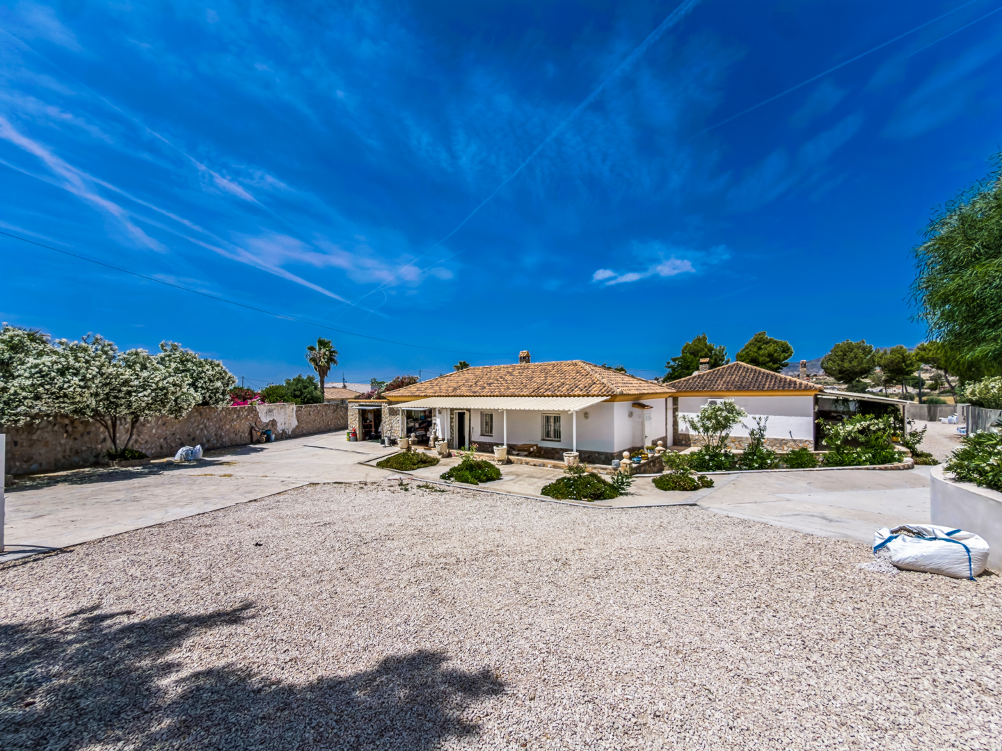 6 Bed 4 Bath Villa with Pool and Large Plot with multiple garages in Fortuna 