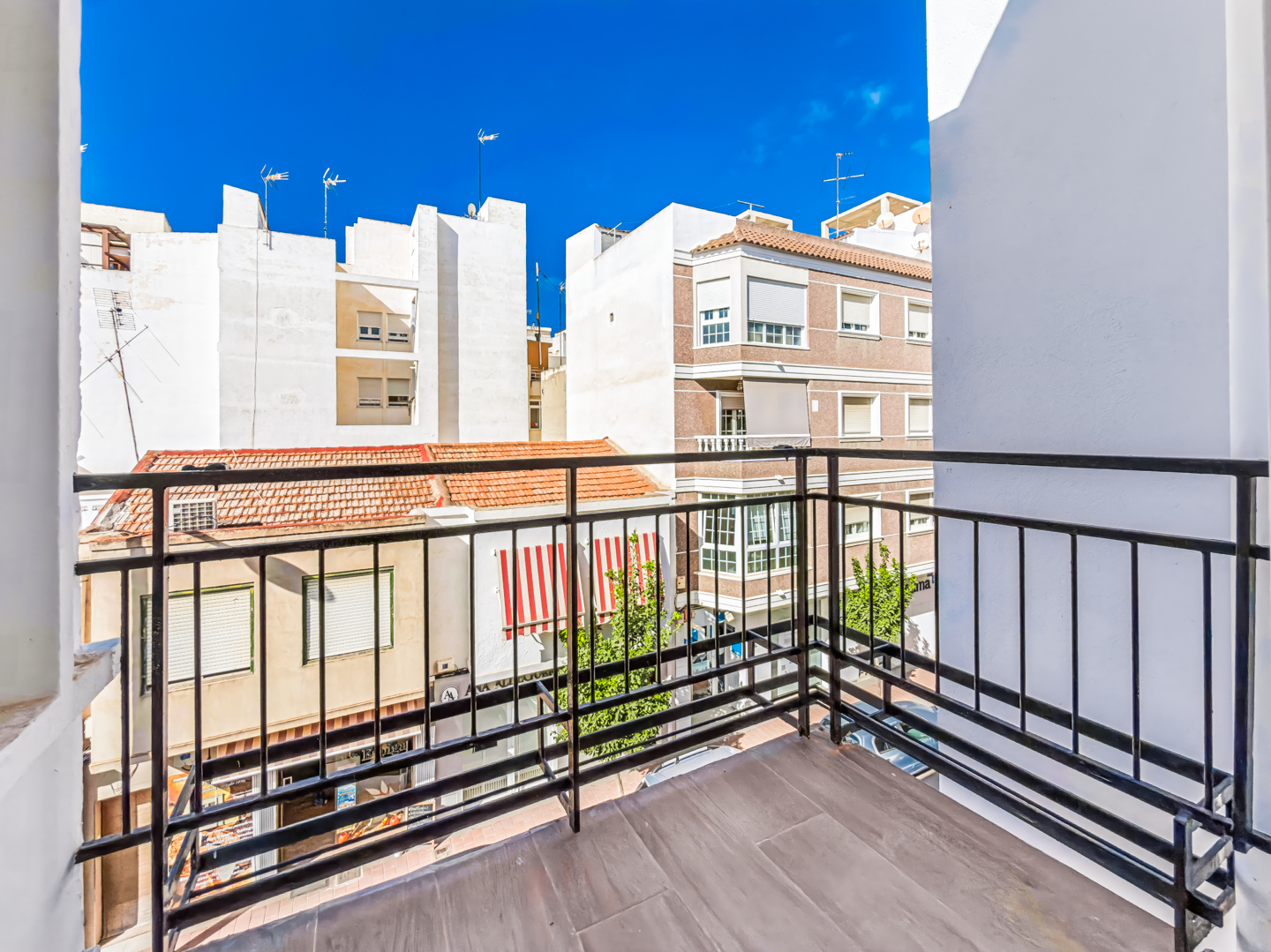 Resale - 3 Bed 2 Bath Penthouse Apartment with roof terrace in Guardamar del Segura Town Centre - carrer sant jaume  - Alicante
