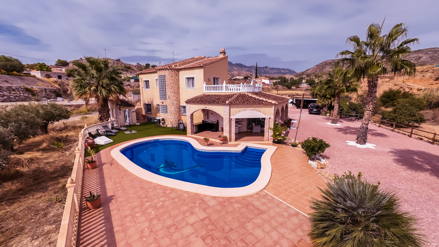Resale - 6 bedroom 4 bathroom villa and cave house for sale in Las Casicas, Fortuna - paraje de las casicas - Murcia