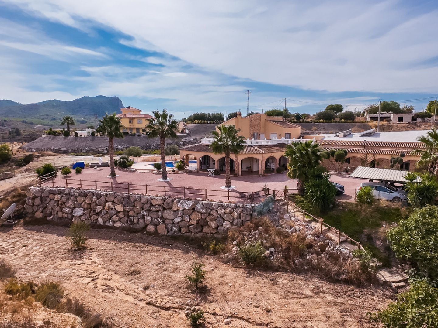 6 bedroom 4 bathroom villa and cave house for sale in Las Casicas, Fortuna