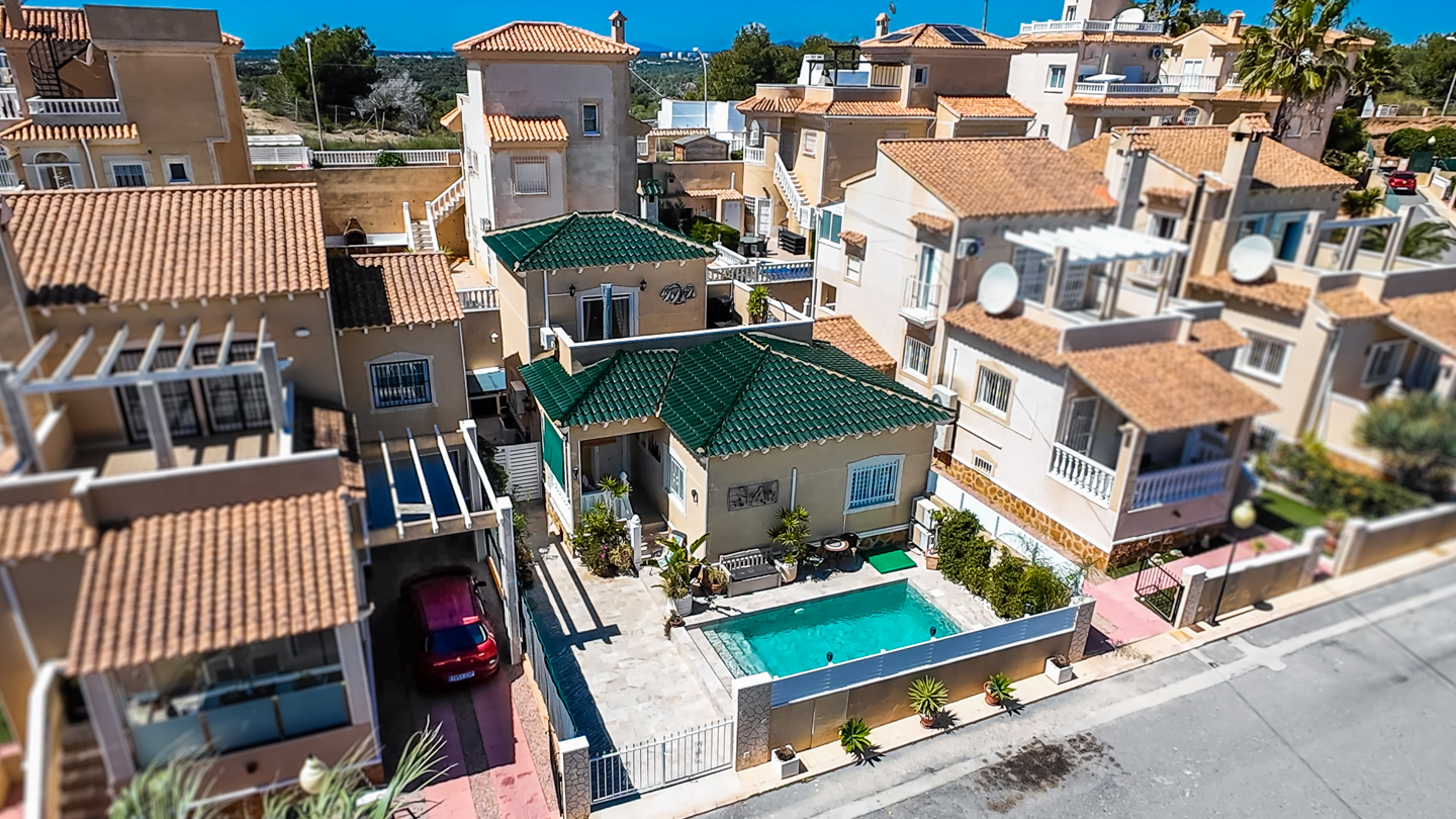 Resale - 3 Bed 3 bath Villa with Private Pool and Parking + Hot tub and Guest apartment in El Galan, Villamartin - calle marbella - Alicante